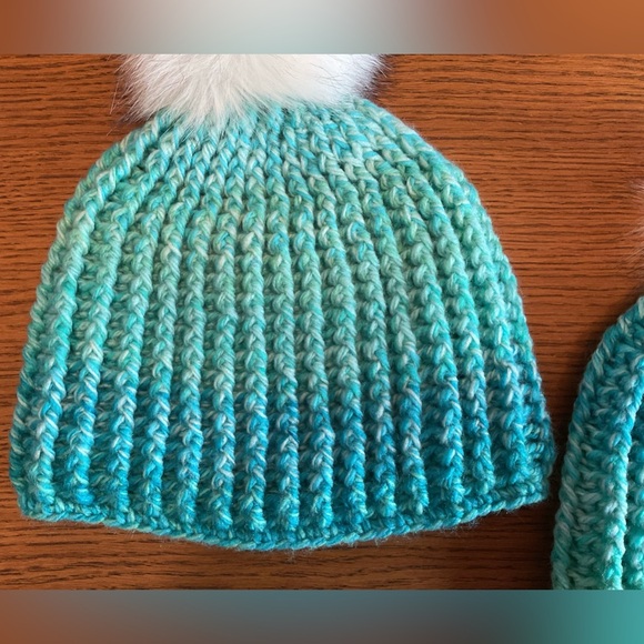 Mommy And Me Matching Snow Hats With White Pom Pom, Bulky Knit, Ribbed Pattern - Picture 2 of 5